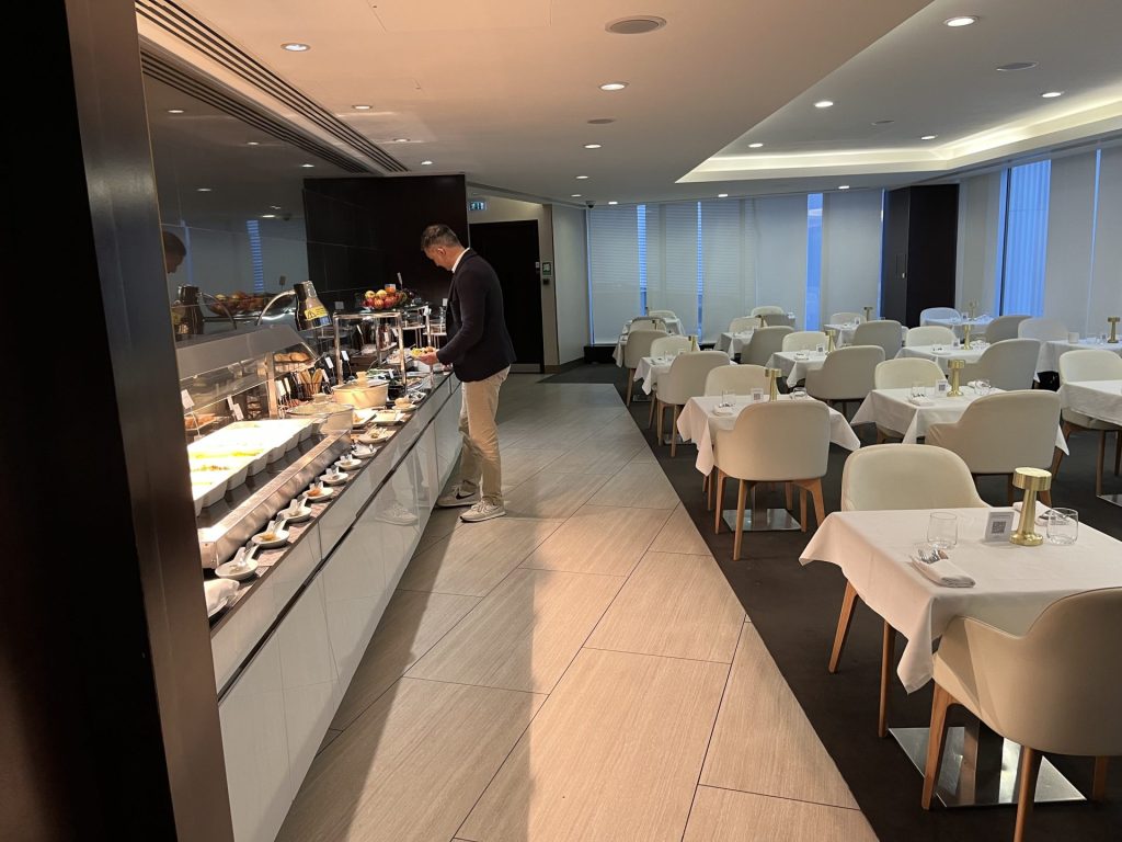 Neil Scrivener reviews the Etihad Lounge in London Heathrow's Terminal 4, available to passengers flying with Etihad in Business Class, First Class, or Etihad Guest Members