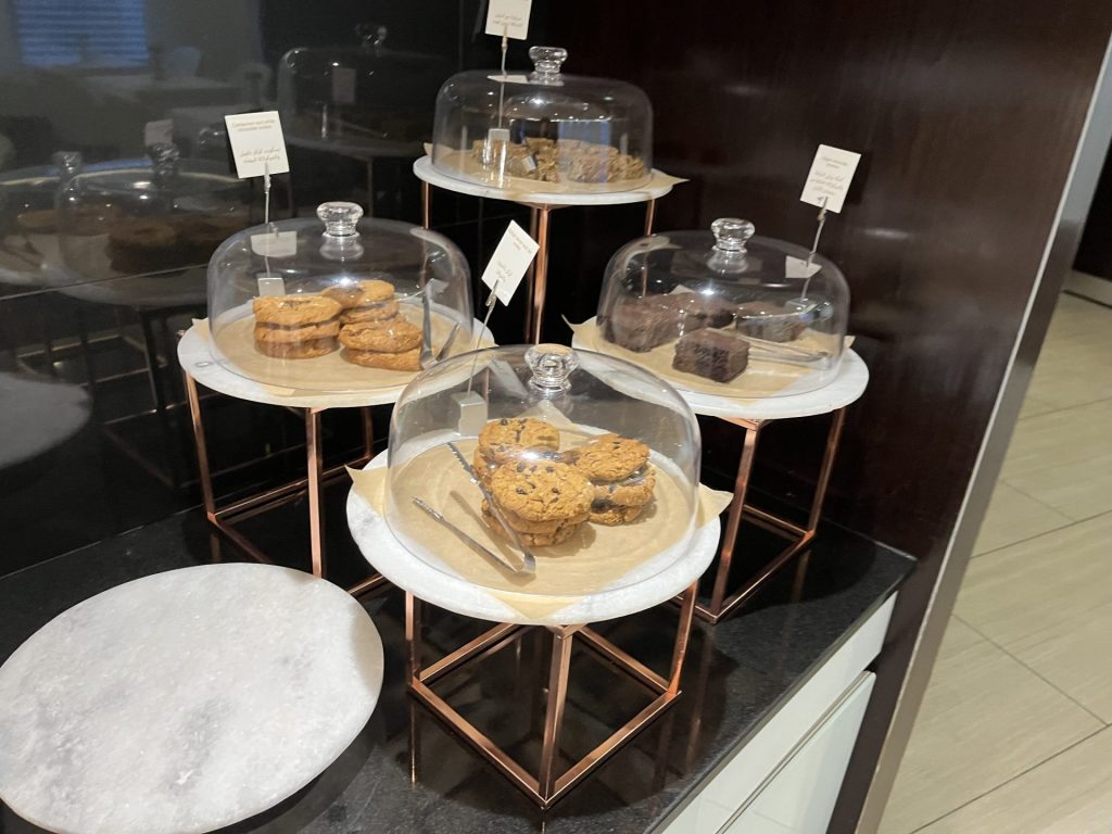 Neil Scrivener reviews the Etihad Lounge in London Heathrow's Terminal 4, available to passengers flying with Etihad in Business Class, First Class, or Etihad Guest Members