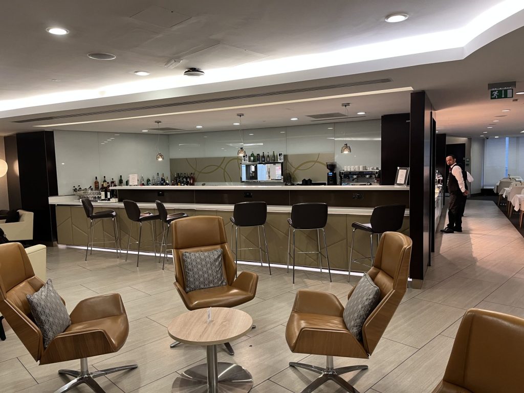 Neil Scrivener reviews the Etihad Lounge in London Heathrow's Terminal 4, available to passengers flying with Etihad in Business Class, First Class, or Etihad Guest Members