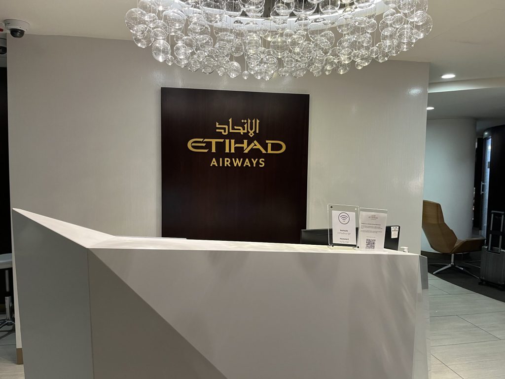 Neil Scrivener reviews the Etihad Lounge in London Heathrow's Terminal 4, available to passengers flying with Etihad in Business Class, First Class, or Etihad Guest Members