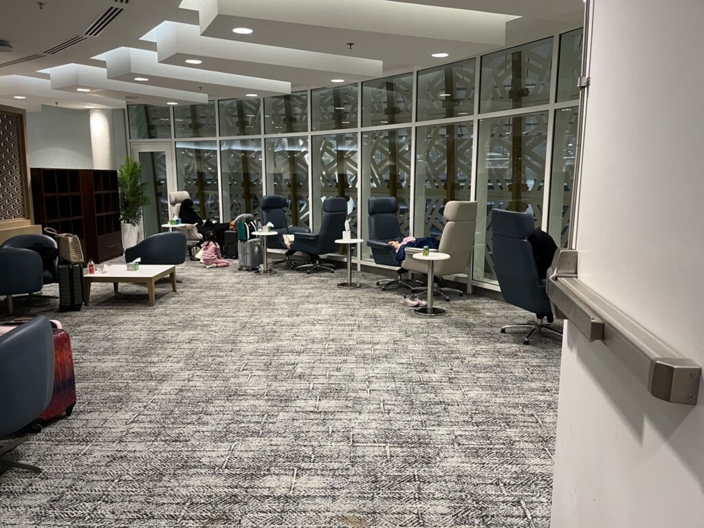 Flying Business reviews the Wellcome Lounge in King Abdulaziz International Airport, accessed by Priority Pass or American Express.