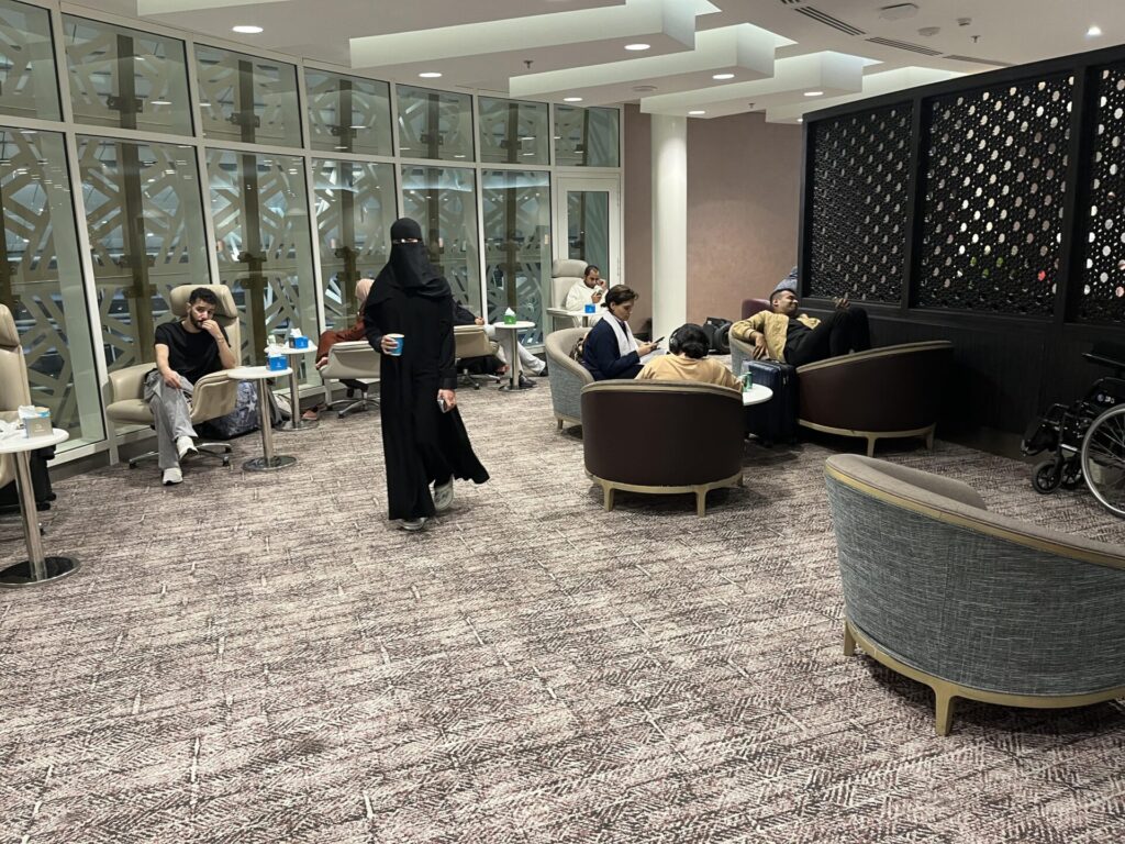 Flying Business reviews the Wellcome Lounge in King Abdulaziz International Airport, accessed by Priority Pass or American Express.