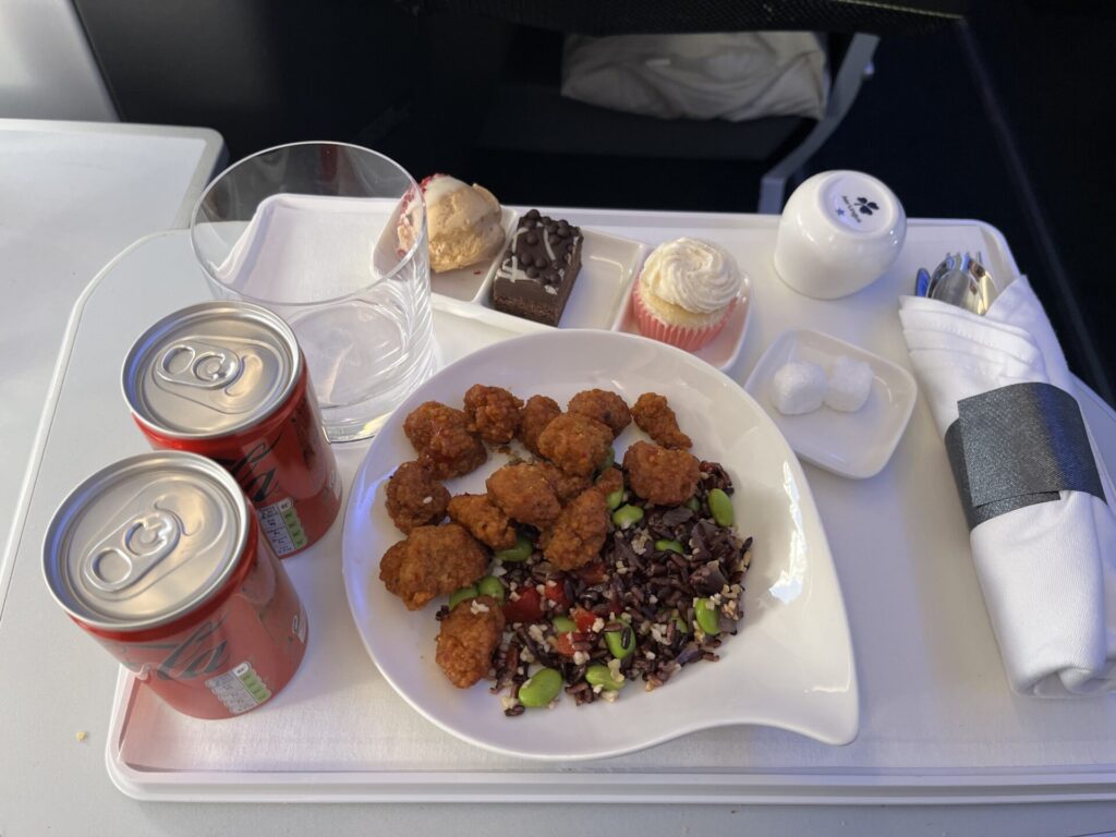 💺✈️ Aer Lingus A330-300 Business Class offers a solid transatlantic experience. The 1-2-1 seat layout ensures direct aisle access, with lie-flat beds and ample storage. Service is attentive, featuring Irish cuisine and complimentary Wi-Fi. While not the most luxurious, it provides comfort and value for long-haul travelers.
