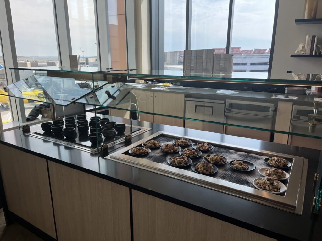π« Escape the chaos at BOS in the stunning β¨ Chase Sapphire Lounge by The Club (Gate 39). Enjoy chef-driven bites π½οΈ, a craft beer taproom πΊ, Atomic coffee β, spa showers πΏ, and massage chairs πββοΈβall with harbor views π. Priority Pass + Sapphire Reserve welcome! πβοΈ
π Read the full review to see if itβs worth the visit!