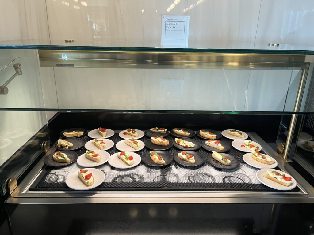 π« Escape the chaos at BOS in the stunning β¨ Chase Sapphire Lounge by The Club (Gate 39). Enjoy chef-driven bites π½οΈ, a craft beer taproom πΊ, Atomic coffee β, spa showers πΏ, and massage chairs πββοΈβall with harbor views π. Priority Pass + Sapphire Reserve welcome! πβοΈ
π Read the full review to see if itβs worth the visit!