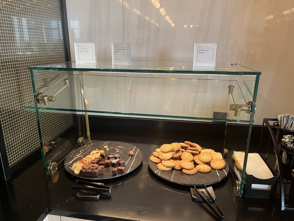 π« Escape the chaos at BOS in the stunning β¨ Chase Sapphire Lounge by The Club (Gate 39). Enjoy chef-driven bites π½οΈ, a craft beer taproom πΊ, Atomic coffee β, spa showers πΏ, and massage chairs πββοΈβall with harbor views π. Priority Pass + Sapphire Reserve welcome! πβοΈ
π Read the full review to see if itβs worth the visit!