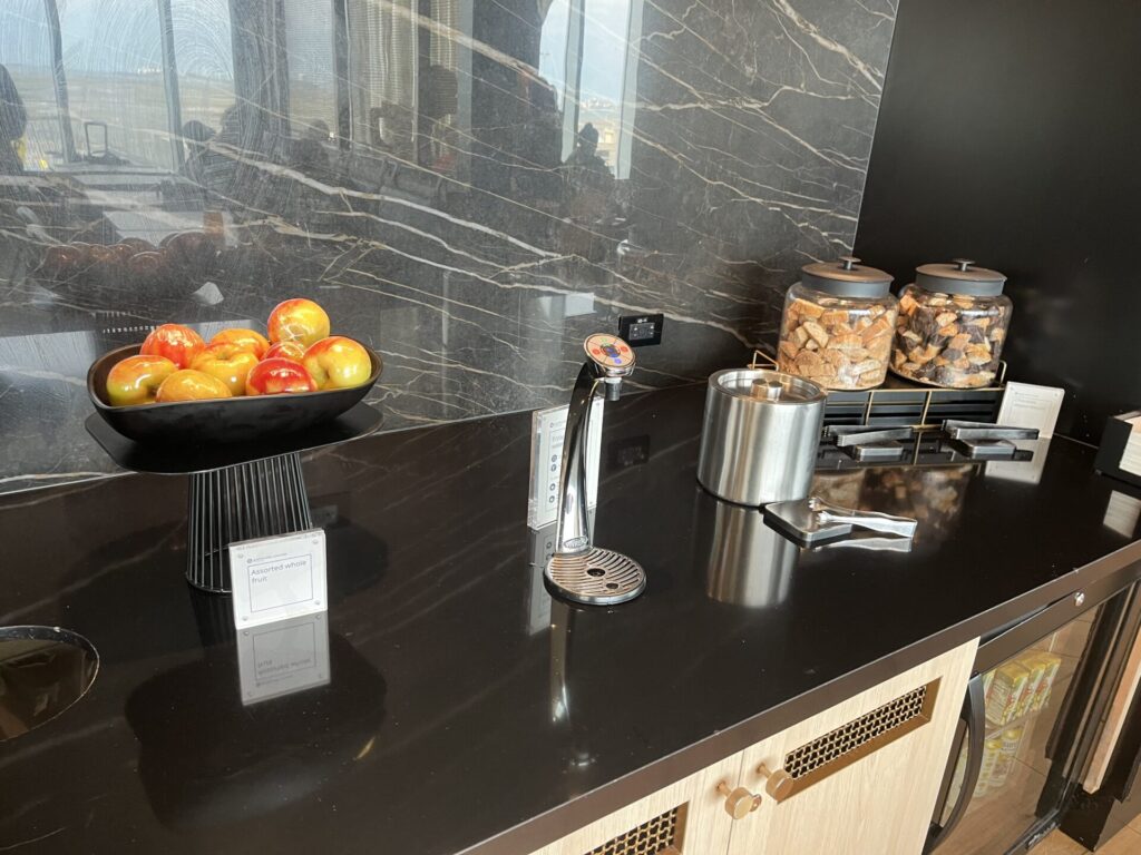 π« Escape the chaos at BOS in the stunning β¨ Chase Sapphire Lounge by The Club (Gate 39). Enjoy chef-driven bites π½οΈ, a craft beer taproom πΊ, Atomic coffee β, spa showers πΏ, and massage chairs πββοΈβall with harbor views π. Priority Pass + Sapphire Reserve welcome! πβοΈ
π Read the full review to see if itβs worth the visit!