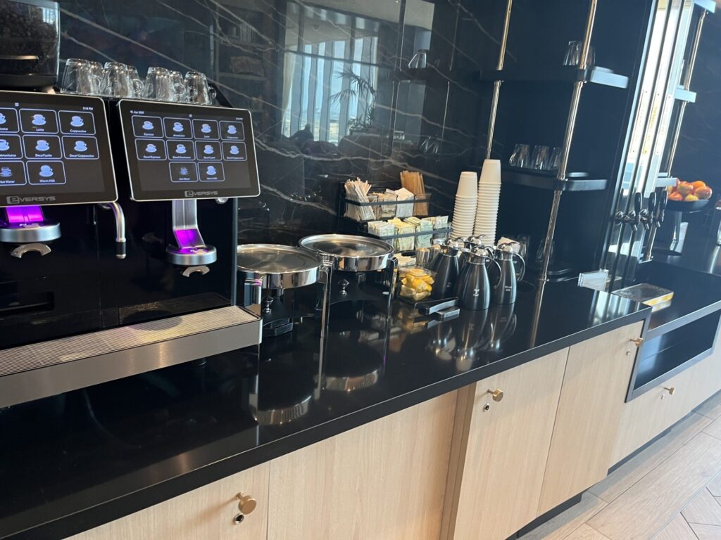 π« Escape the chaos at BOS in the stunning β¨ Chase Sapphire Lounge by The Club (Gate 39). Enjoy chef-driven bites π½οΈ, a craft beer taproom πΊ, Atomic coffee β, spa showers πΏ, and massage chairs πββοΈβall with harbor views π. Priority Pass + Sapphire Reserve welcome! πβοΈ
π Read the full review to see if itβs worth the visit!