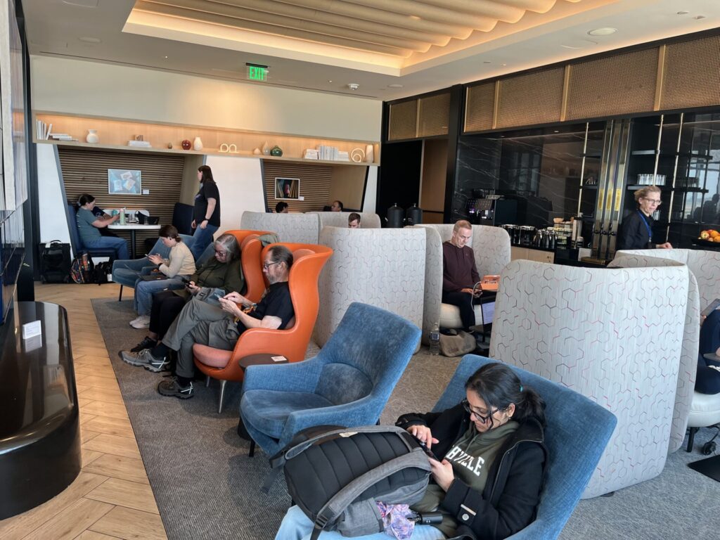 π« Escape the chaos at BOS in the stunning β¨ Chase Sapphire Lounge by The Club (Gate 39). Enjoy chef-driven bites π½οΈ, a craft beer taproom πΊ, Atomic coffee β, spa showers πΏ, and massage chairs πββοΈβall with harbor views π. Priority Pass + Sapphire Reserve welcome! πβοΈ
π Read the full review to see if itβs worth the visit!