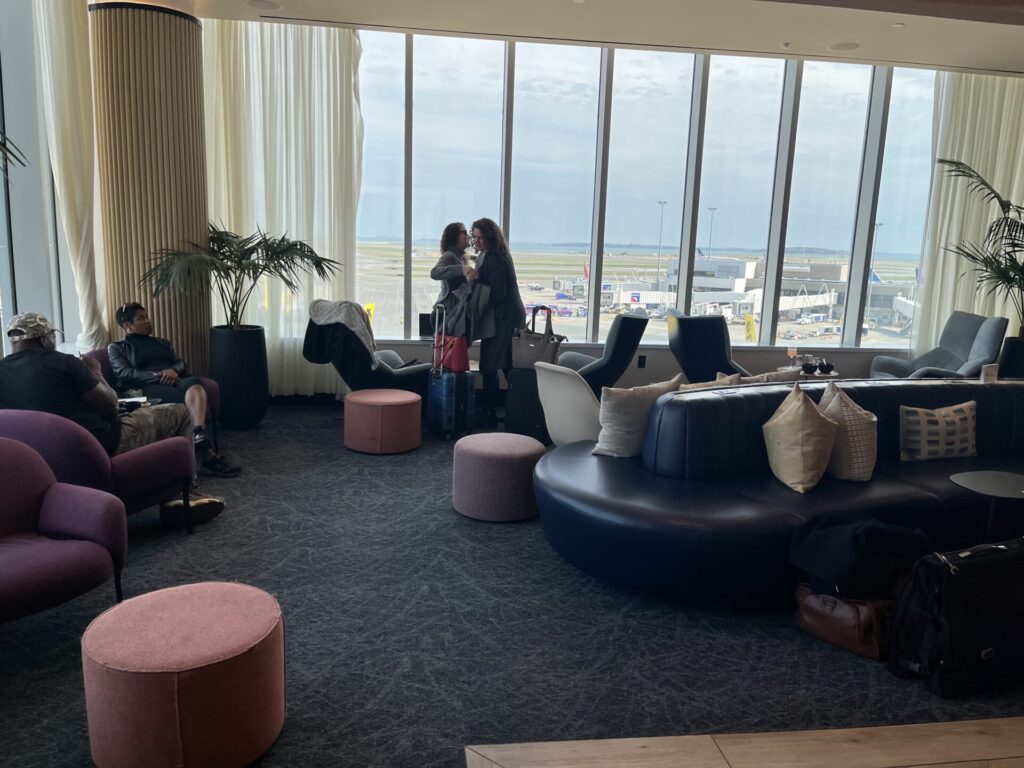 π« Escape the chaos at BOS in the stunning β¨ Chase Sapphire Lounge by The Club (Gate 39). Enjoy chef-driven bites π½οΈ, a craft beer taproom πΊ, Atomic coffee β, spa showers πΏ, and massage chairs πββοΈβall with harbor views π. Priority Pass + Sapphire Reserve welcome! πβοΈ
π Read the full review to see if itβs worth the visit!