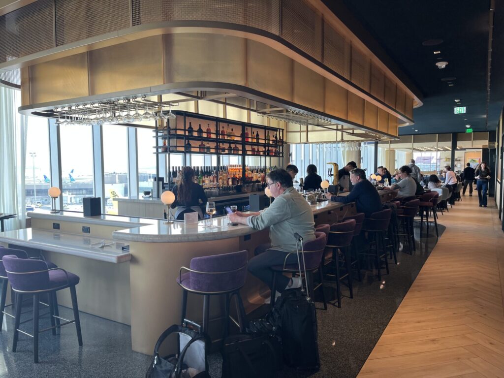 π« Escape the chaos at BOS in the stunning β¨ Chase Sapphire Lounge by The Club (Gate 39). Enjoy chef-driven bites π½οΈ, a craft beer taproom πΊ, Atomic coffee β, spa showers πΏ, and massage chairs πββοΈβall with harbor views π. Priority Pass + Sapphire Reserve welcome! πβοΈ
π Read the full review to see if itβs worth the visit!