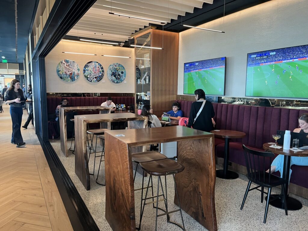 π« Escape the chaos at BOS in the stunning β¨ Chase Sapphire Lounge by The Club (Gate 39). Enjoy chef-driven bites π½οΈ, a craft beer taproom πΊ, Atomic coffee β, spa showers πΏ, and massage chairs πββοΈβall with harbor views π. Priority Pass + Sapphire Reserve welcome! πβοΈ
π Read the full review to see if itβs worth the visit!