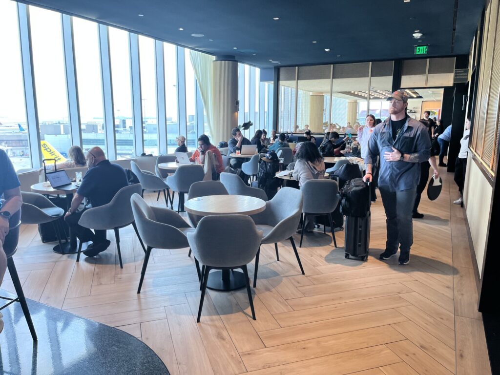 π« Escape the chaos at BOS in the stunning β¨ Chase Sapphire Lounge by The Club (Gate 39). Enjoy chef-driven bites π½οΈ, a craft beer taproom πΊ, Atomic coffee β, spa showers πΏ, and massage chairs πββοΈβall with harbor views π. Priority Pass + Sapphire Reserve welcome! πβοΈ
π Read the full review to see if itβs worth the visit!