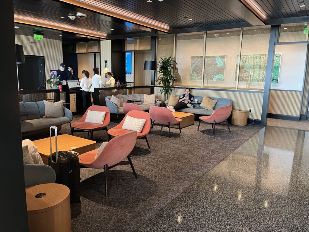 π« Escape the chaos at BOS in the stunning β¨ Chase Sapphire Lounge by The Club (Gate 39). Enjoy chef-driven bites π½οΈ, a craft beer taproom πΊ, Atomic coffee β, spa showers πΏ, and massage chairs πββοΈβall with harbor views π. Priority Pass + Sapphire Reserve welcome! πβοΈ
π Read the full review to see if itβs worth the visit!