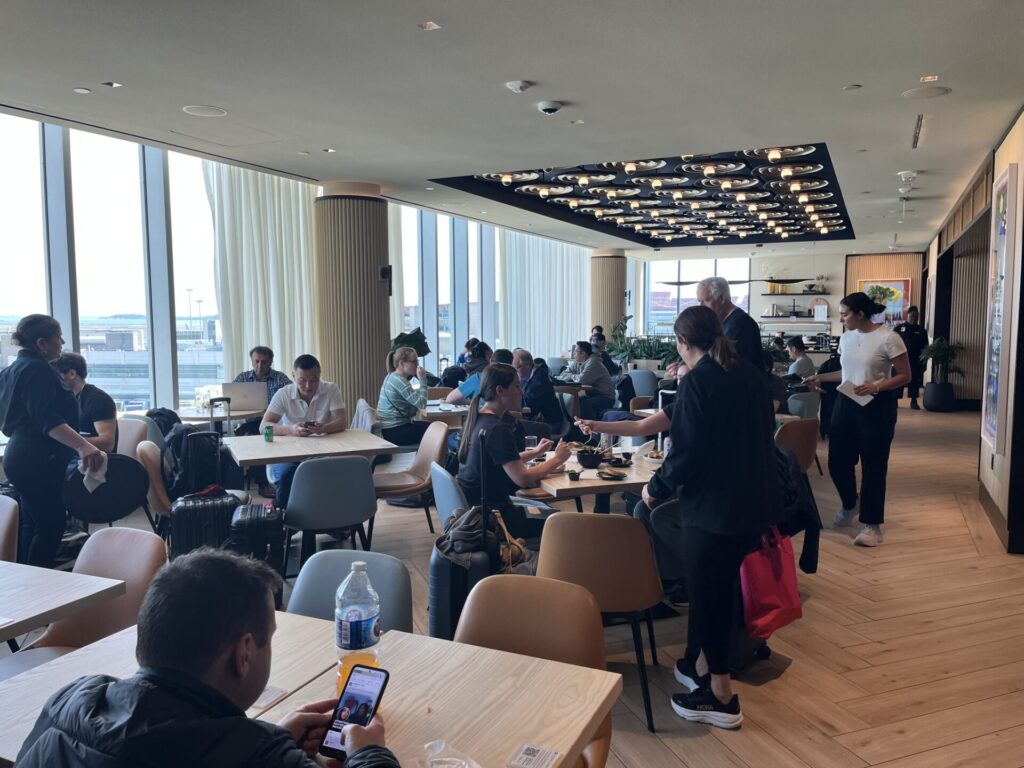 π« Escape the chaos at BOS in the stunning β¨ Chase Sapphire Lounge by The Club (Gate 39). Enjoy chef-driven bites π½οΈ, a craft beer taproom πΊ, Atomic coffee β, spa showers πΏ, and massage chairs πββοΈβall with harbor views π. Priority Pass + Sapphire Reserve welcome! πβοΈ
π Read the full review to see if itβs worth the visit!