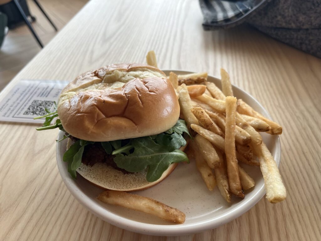 π« Escape the chaos at BOS in the stunning β¨ Chase Sapphire Lounge by The Club (Gate 39). Enjoy chef-driven bites π½οΈ, a craft beer taproom πΊ, Atomic coffee β, spa showers πΏ, and massage chairs πββοΈβall with harbor views π. Priority Pass + Sapphire Reserve welcome! πβοΈ
π Read the full review to see if itβs worth the visit!