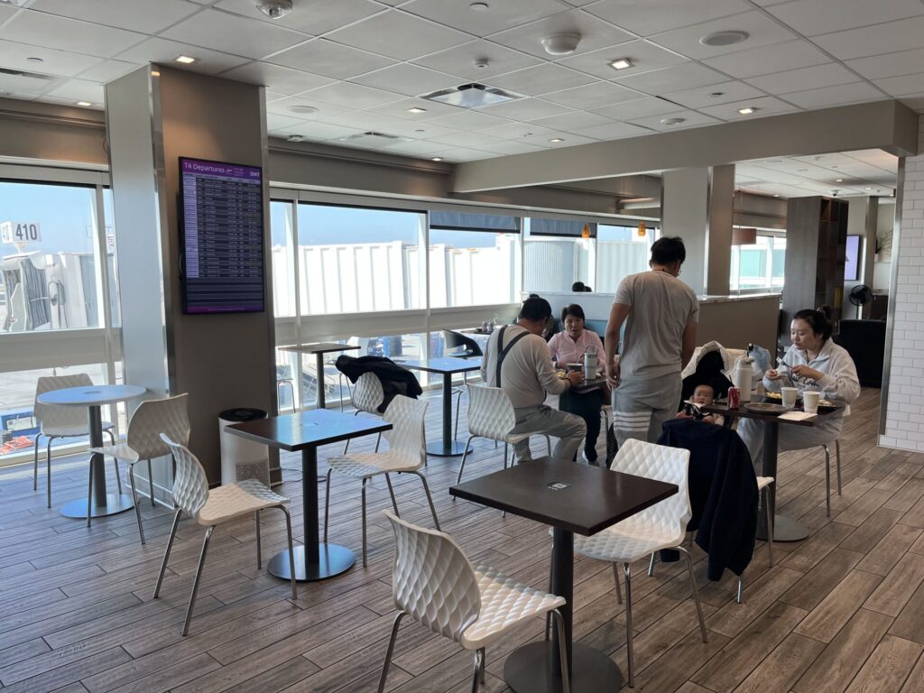 🛋️ Escape the crowds at ONT’s Aspire Lounge – a solid Priority Pass option with runway views, drinks, and work-friendly space. Not luxury, but ideal for a quiet pre-flight recharge. ✈️ Worth a visit if you’re flying through Ontario.