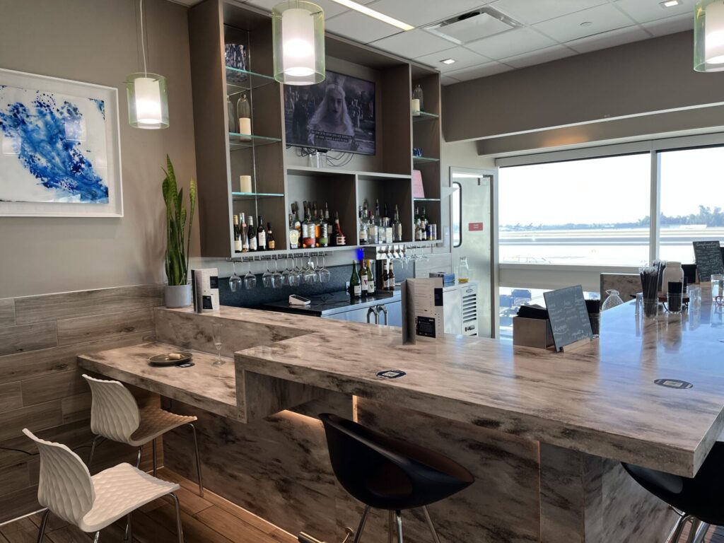 🛋️ Escape the crowds at ONT’s Aspire Lounge – a solid Priority Pass option with runway views, drinks, and work-friendly space. Not luxury, but ideal for a quiet pre-flight recharge. ✈️ Worth a visit if you’re flying through Ontario.