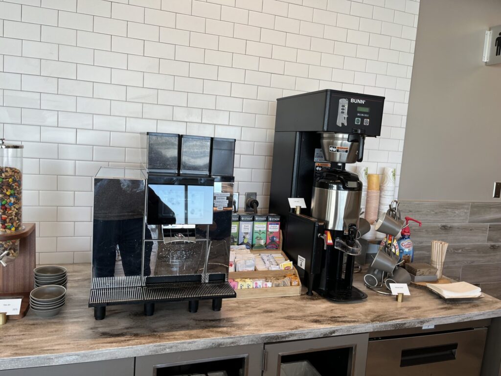 🛋️ Escape the crowds at ONT’s Aspire Lounge – a solid Priority Pass option with runway views, drinks, and work-friendly space. Not luxury, but ideal for a quiet pre-flight recharge. ✈️ Worth a visit if you’re flying through Ontario.