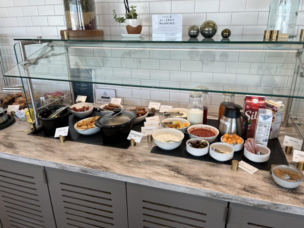 🛋️ Escape the crowds at ONT’s Aspire Lounge – a solid Priority Pass option with runway views, drinks, and work-friendly space. Not luxury, but ideal for a quiet pre-flight recharge. ✈️ Worth a visit if you’re flying through Ontario.