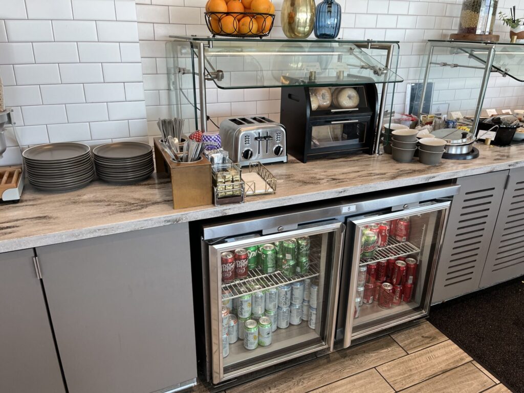 🛋️ Escape the crowds at ONT’s Aspire Lounge – a solid Priority Pass option with runway views, drinks, and work-friendly space. Not luxury, but ideal for a quiet pre-flight recharge. ✈️ Worth a visit if you’re flying through Ontario.