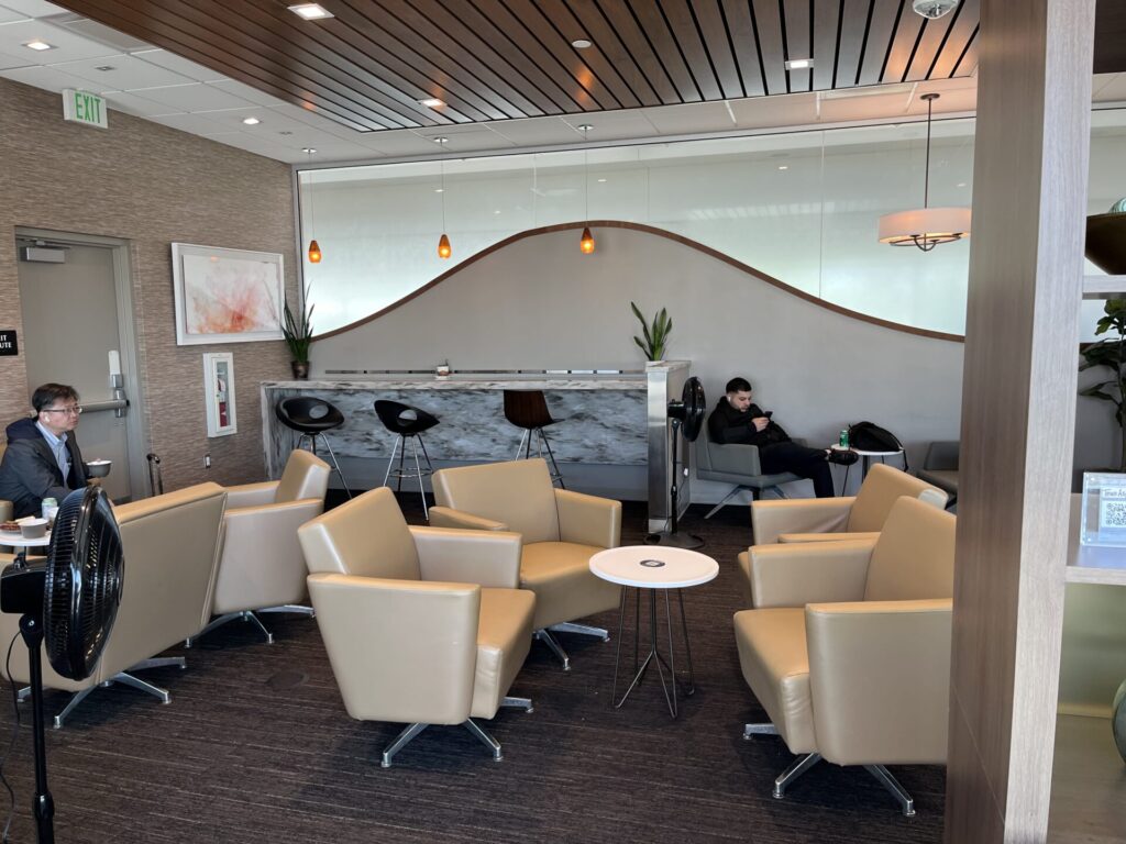 🛋️ Escape the crowds at ONT’s Aspire Lounge – a solid Priority Pass option with runway views, drinks, and work-friendly space. Not luxury, but ideal for a quiet pre-flight recharge. ✈️ Worth a visit if you’re flying through Ontario.