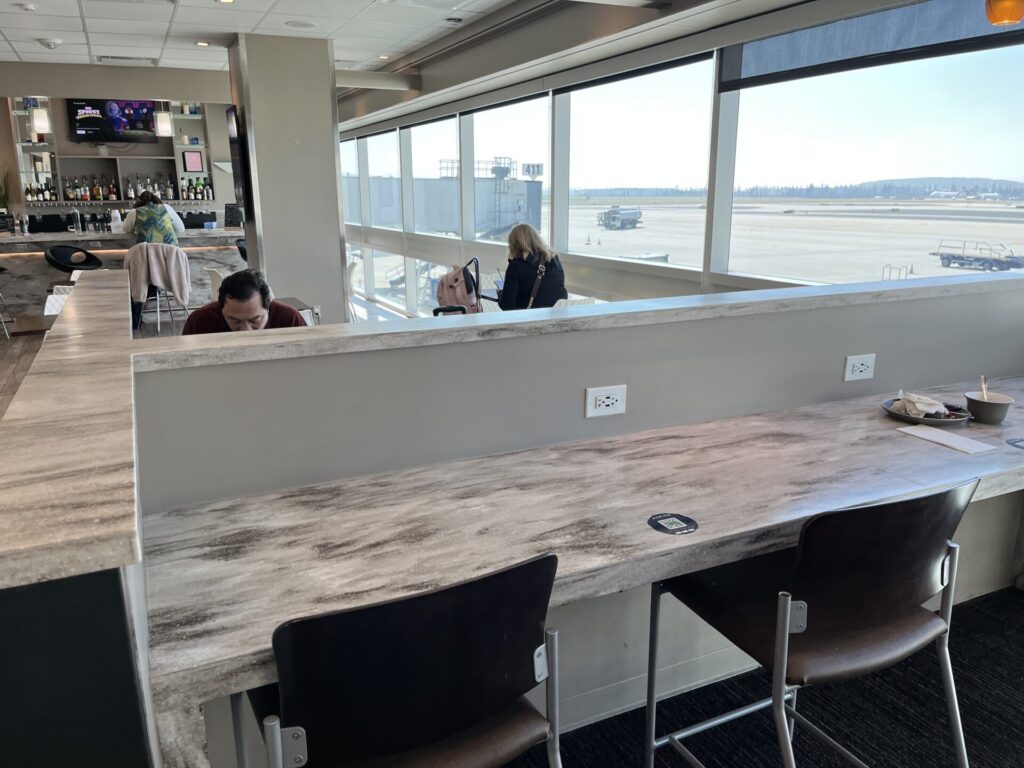 🛋️ Escape the crowds at ONT’s Aspire Lounge – a solid Priority Pass option with runway views, drinks, and work-friendly space. Not luxury, but ideal for a quiet pre-flight recharge. ✈️ Worth a visit if you’re flying through Ontario.