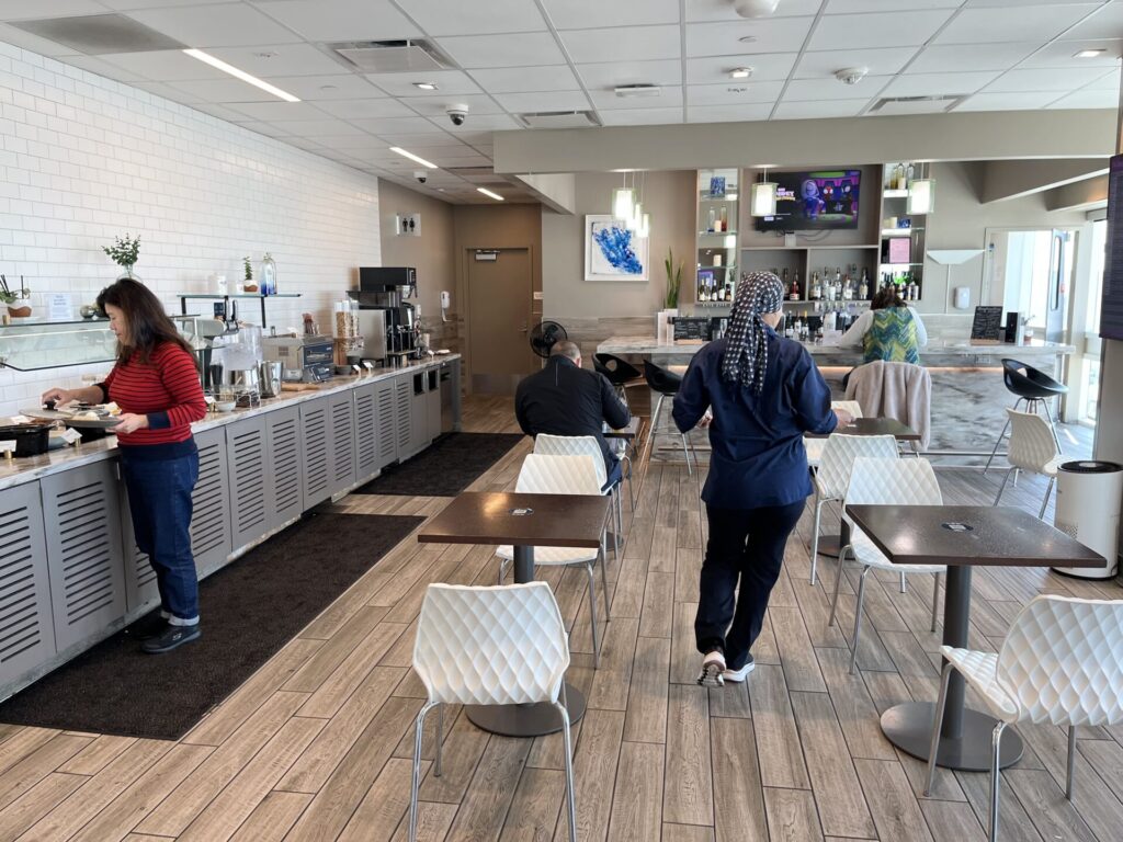🛋️ Escape the crowds at ONT’s Aspire Lounge – a solid Priority Pass option with runway views, drinks, and work-friendly space. Not luxury, but ideal for a quiet pre-flight recharge. ✈️ Worth a visit if you’re flying through Ontario.