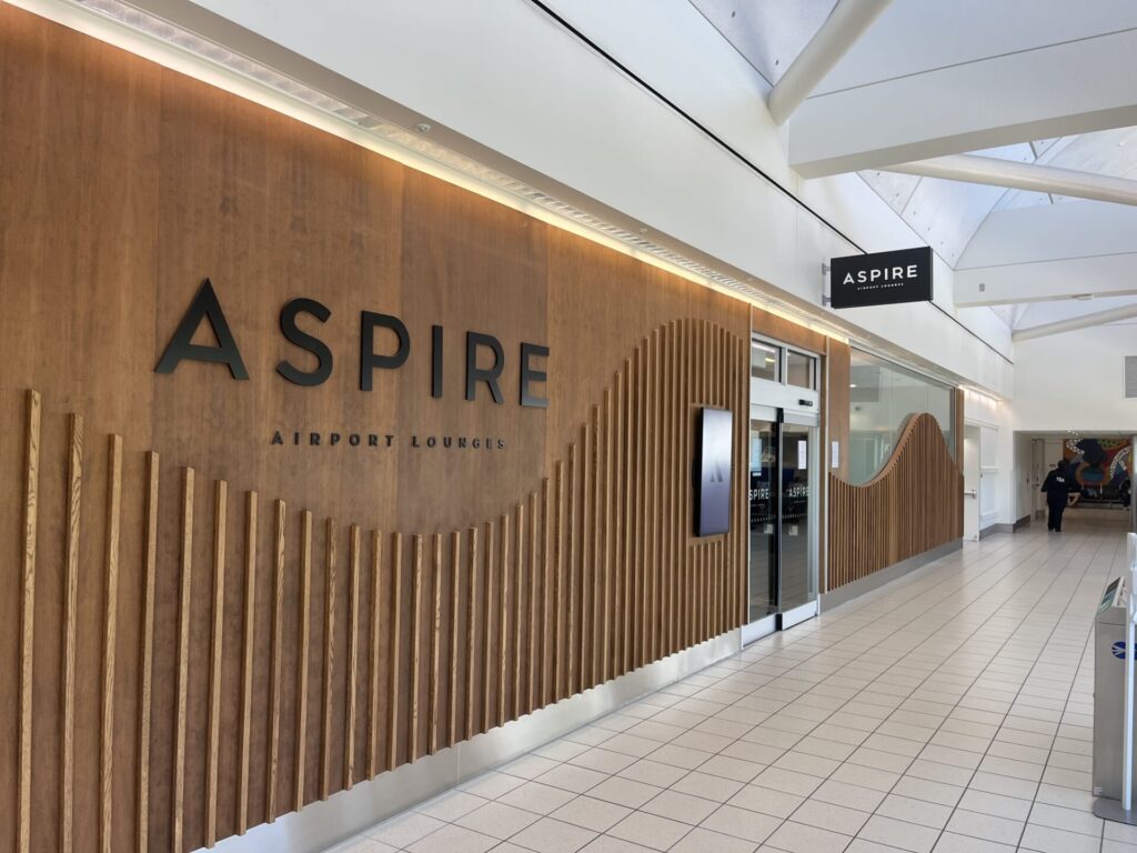 🛋️ Escape the crowds at ONT’s Aspire Lounge – a solid Priority Pass option with runway views, drinks, and work-friendly space. Not luxury, but ideal for a quiet pre-flight recharge. ✈️ Worth a visit if you’re flying through Ontario.