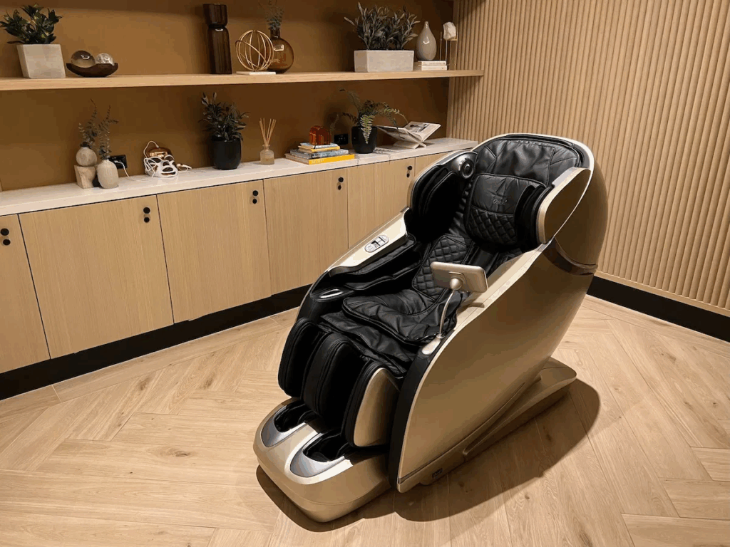 π« Escape the chaos at BOS in the stunning β¨ Chase Sapphire Lounge by The Club (Gate 39). Enjoy chef-driven bites π½οΈ, a craft beer taproom πΊ, Atomic coffee β, spa showers πΏ, and massage chairs πββοΈβall with harbor views π. Priority Pass + Sapphire Reserve welcome! πβοΈ
π Read the full review to see if itβs worth the visit!