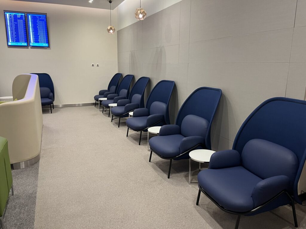 Neil Scrivener reviews the SkyTeam Lounge in Dubai's (DXB) Terminal 1/Concourse D. Access includes Priority Pass members.