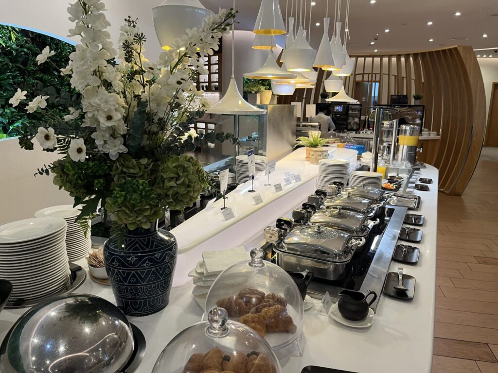 Neil Scrivener reviews the SkyTeam Lounge in Dubai's (DXB) Terminal 1/Concourse D. Access includes Priority Pass members.