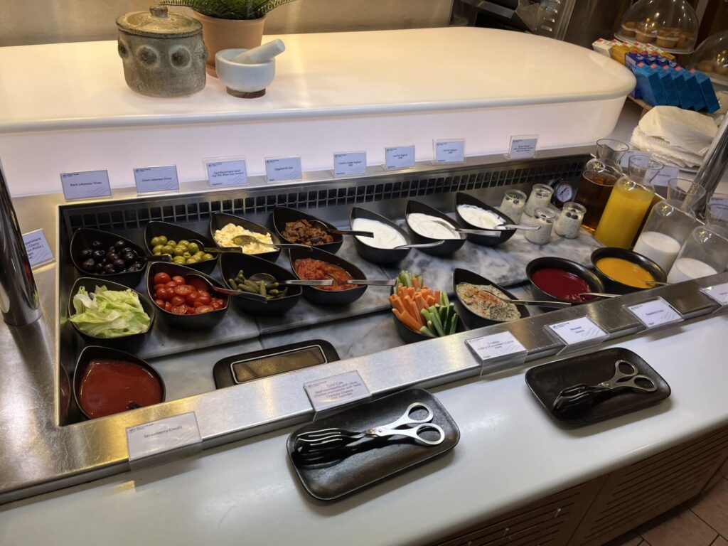 Neil Scrivener reviews the SkyTeam Lounge in Dubai's (DXB) Terminal 1/Concourse D. Access includes Priority Pass members.