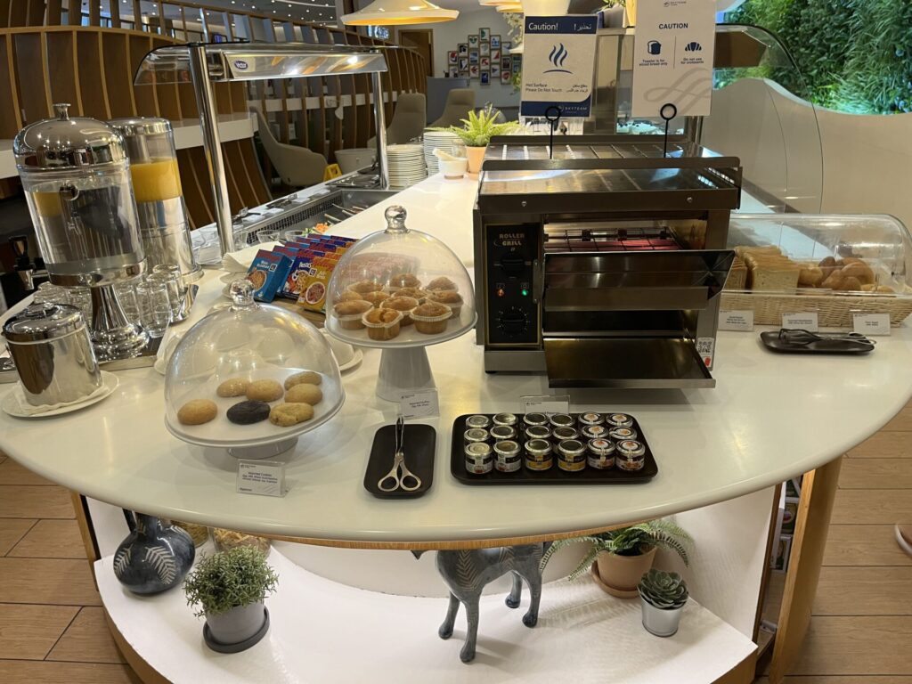 Neil Scrivener reviews the SkyTeam Lounge in Dubai's (DXB) Terminal 1/Concourse D. Access includes Priority Pass members.