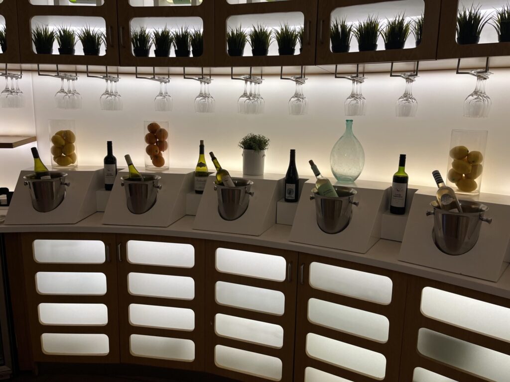 Neil Scrivener reviews the SkyTeam Lounge in Dubai's (DXB) Terminal 1/Concourse D. Access includes Priority Pass members.
