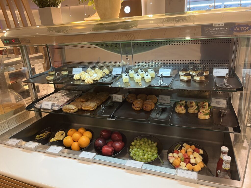 Neil Scrivener reviews the SkyTeam Lounge in Dubai's (DXB) Terminal 1/Concourse D. Access includes Priority Pass members.