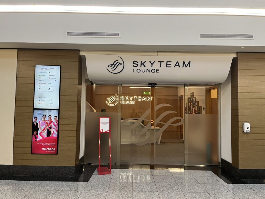 Neil Scrivener reviews the SkyTeam Lounge in Dubai's (DXB) Terminal 1/Concourse D. Access includes Priority Pass members.