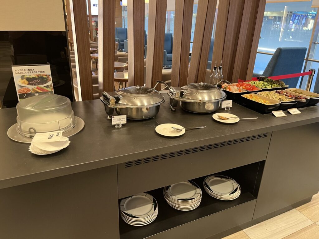 Neil Scrivener and Flying Business review the Ahlan Lounge in Dubai's (DXB) Terminal 1/Concourse D. Access includes Priority Pass members.