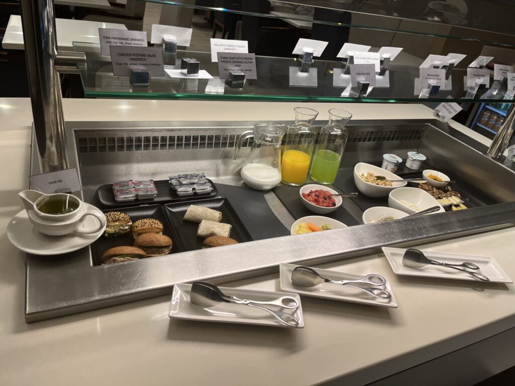 Neil Scrivener and Flying Business review the Gulf Air Lounge in Dubai's (DXB) Terminal 1/Concourse D. Access for Gulf Air Falcon Members and those flying Business Class with Gulf Air.