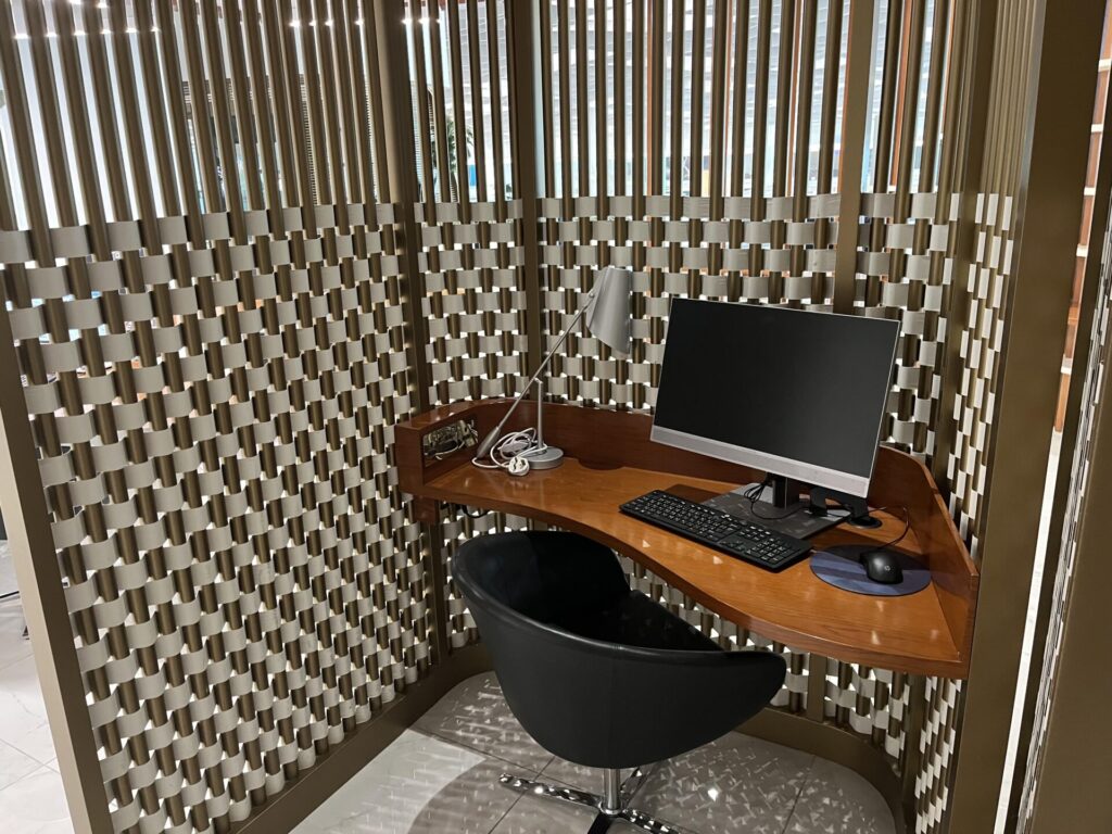 Neil Scrivener and Flying Business review the Gulf Air Falcon Lounge in Bahrain International Airport (BAH). 