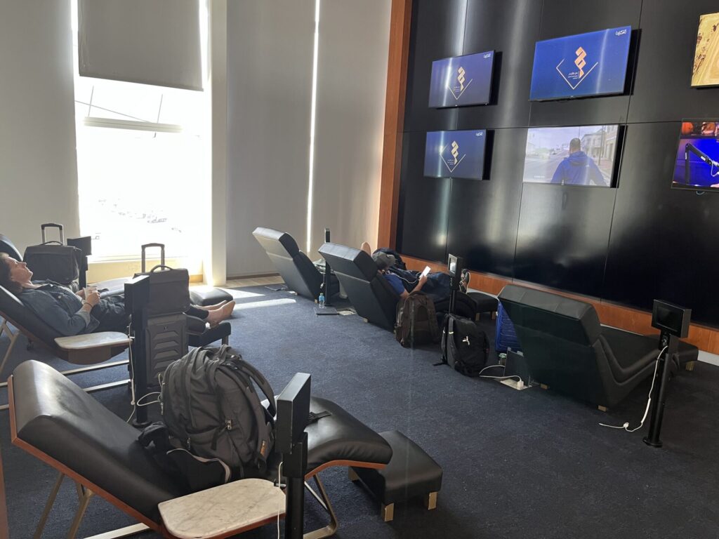 Neil Scrivener and Flying Business review the Gulf Air Falcon Lounge in Bahrain International Airport (BAH). 