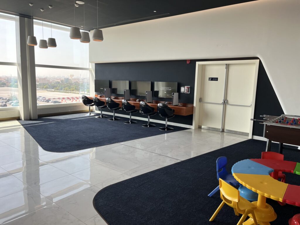 Neil Scrivener and Flying Business review the Gulf Air Falcon Lounge in Bahrain International Airport (BAH). 