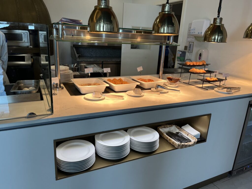 Neil Scrivener and Flying Business review the Gulf Air Falcon Lounge in Bahrain International Airport (BAH). 