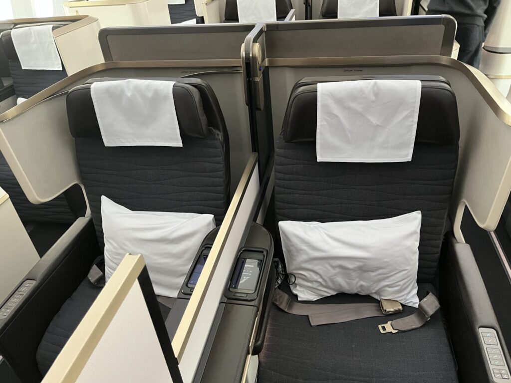 Neil Scrivener and Flying Business review the Business Class seat in Gulf Air's Falcon Gold, on their Boeing 787-9 Dreamliner.