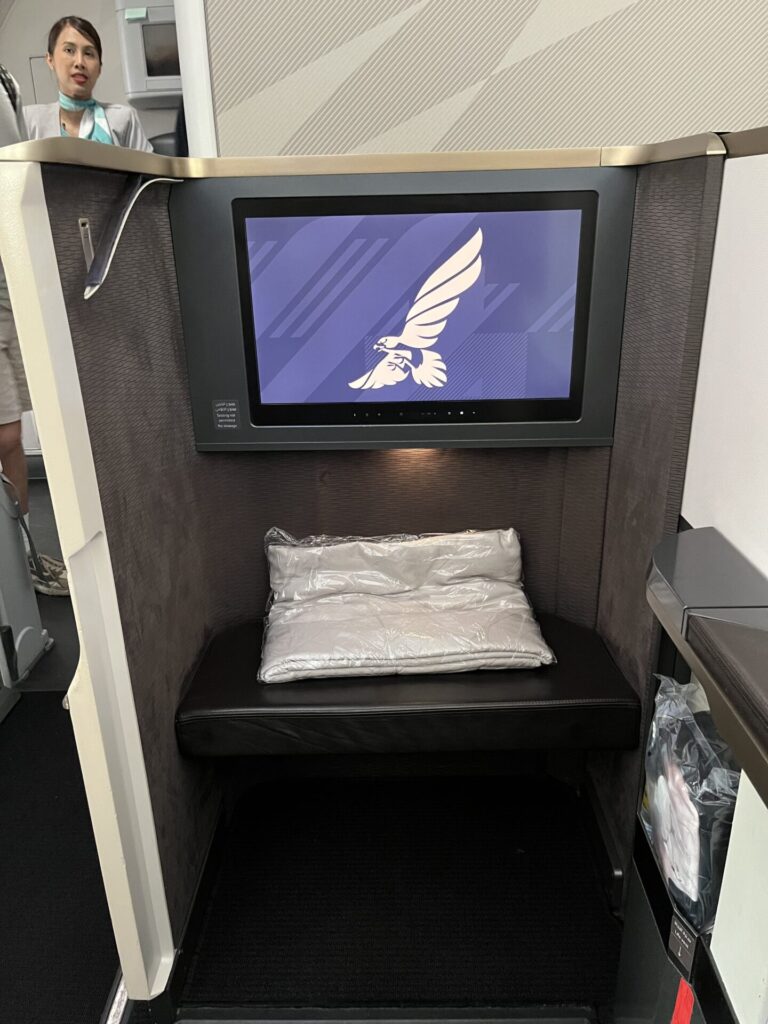 Neil Scrivener and Flying Business review the Business Class seat in Gulf Air's Falcon Gold, on their Boeing 787-9 Dreamliner.
